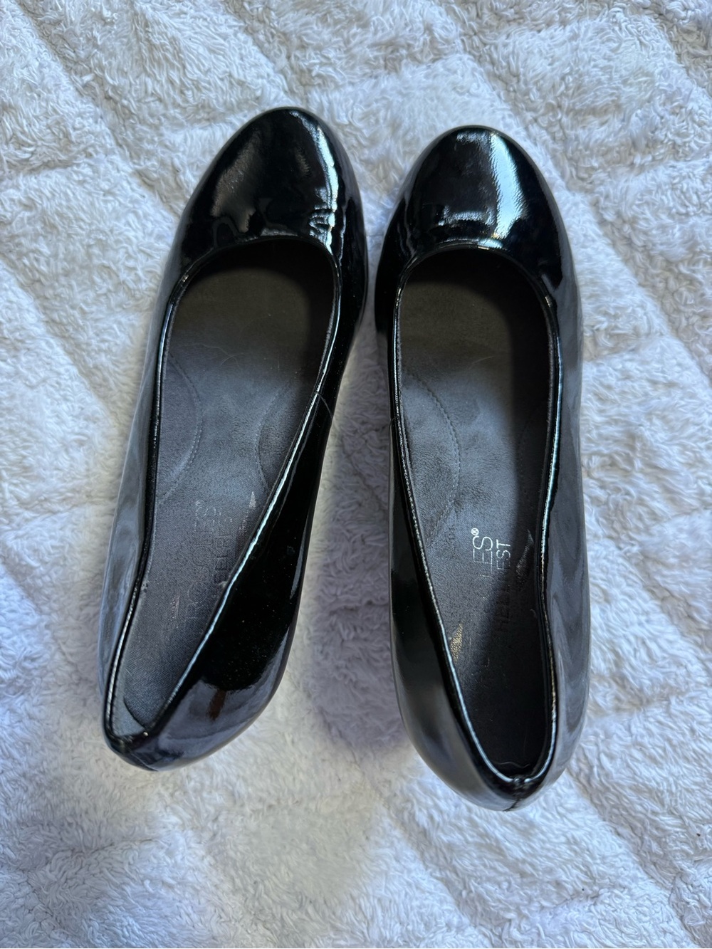 AEROSOLES Black Patent Round-Toe Comfort Heels